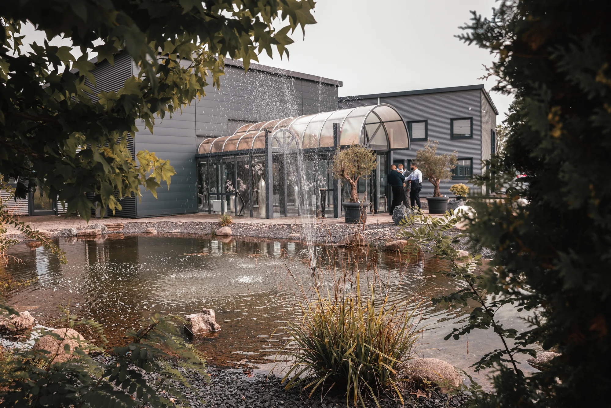 Teichanlage mit Wasserspiel im Außenbereich der Eventlocation